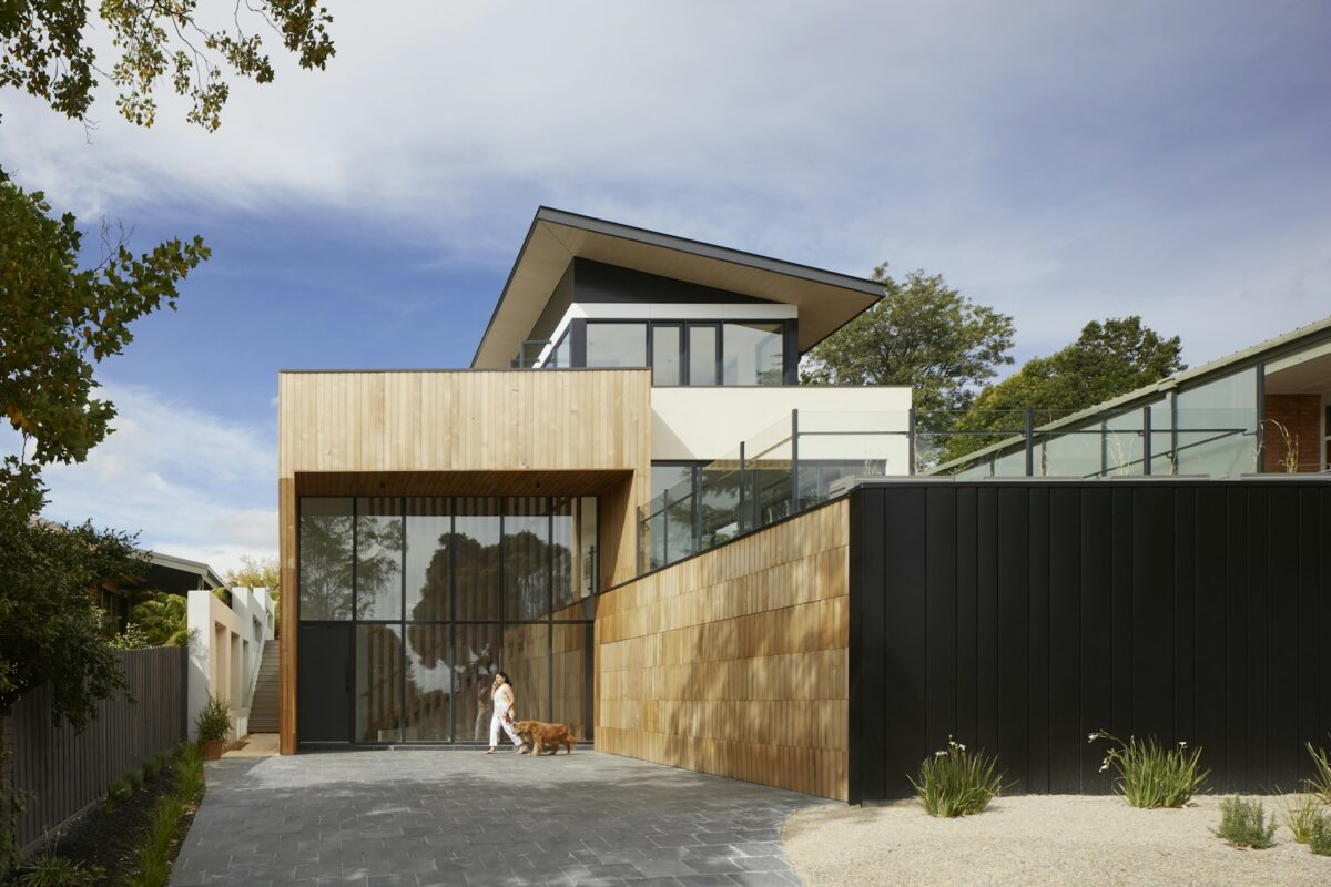 Fachada en madera y vidrio