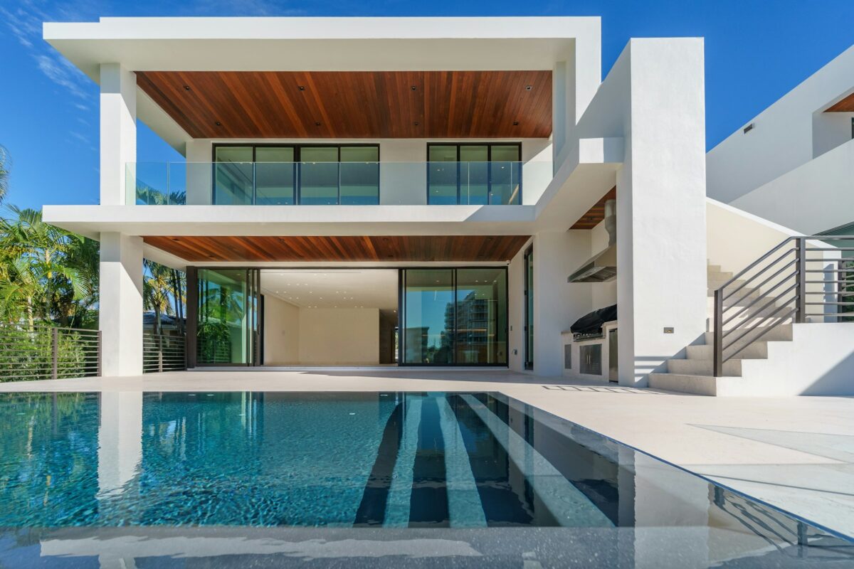 Arquitectura con piscina y madera