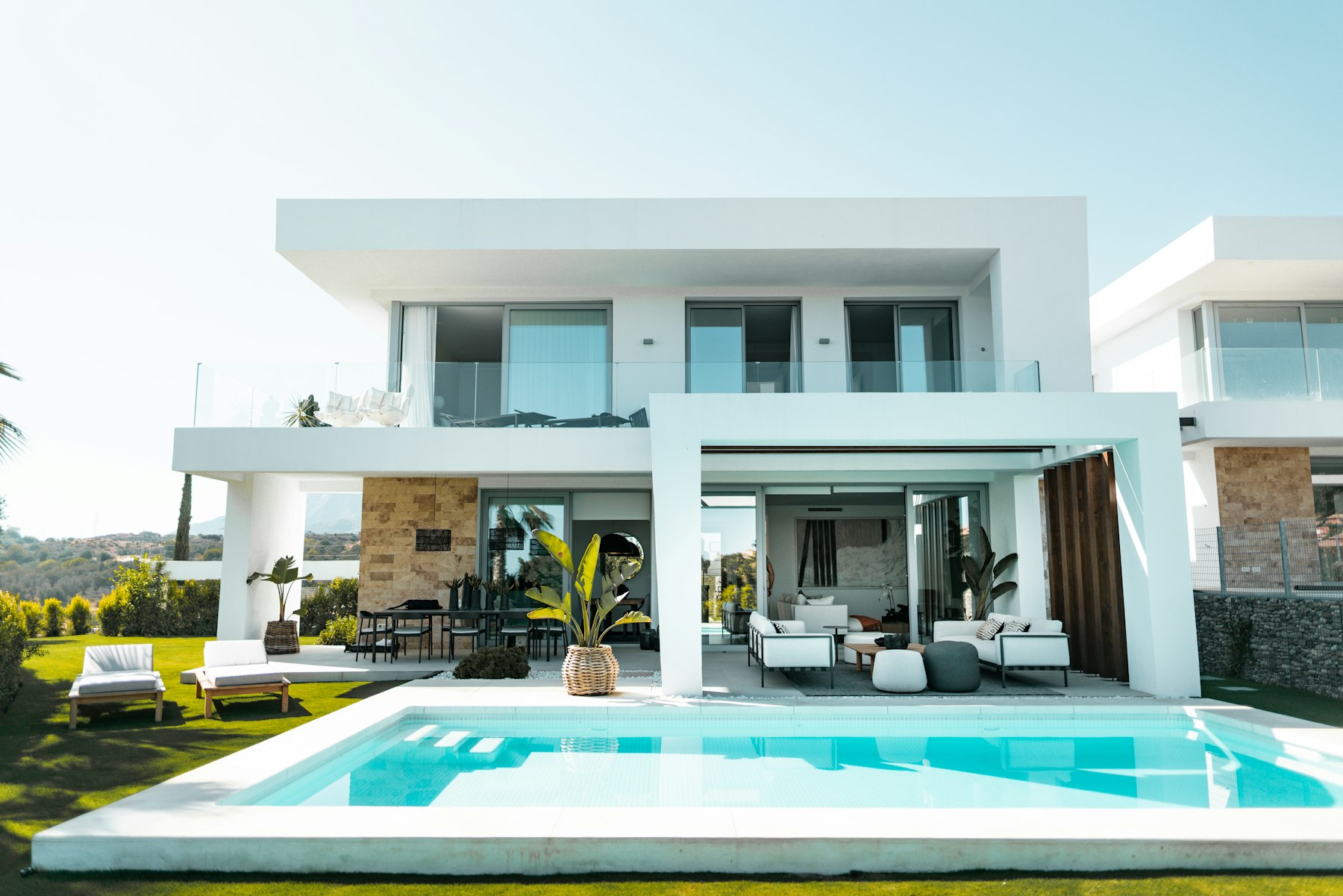 Villa contemporánea con jardín